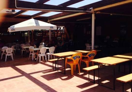 Il bar ristorante con la veranda è raggiungibile in piano La larghezza utile della porta di ingresso è superiore a 90 cm Il banco del barpresenta una parte