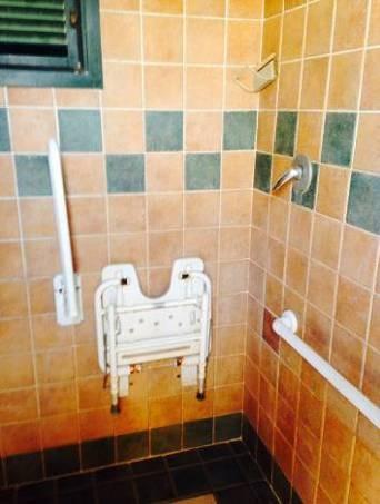 Sono presenti n. 1 servizi igienici accessibili/fruibili dagli ospiti con mobilità ridotta, raggiungibili in piano. La larghezza utile della porta del bagno è > 90 cm.