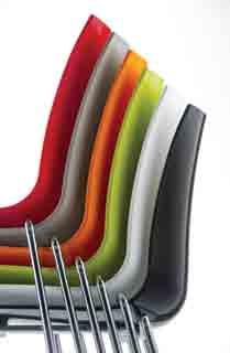 Struttura in acciaio cromato opaco, cromato o verniciato in tinta con la scocca. 3D-Colour chair: Three Dimensional and colour. A combination of shiny and matt finishes, white and coloured.