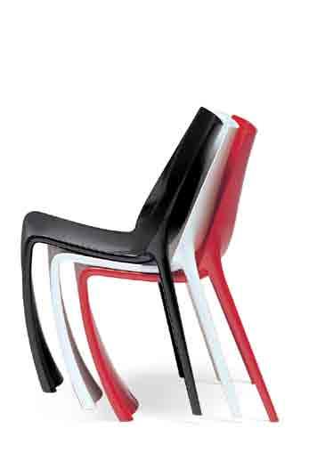 gambe posteriori. Smart è disponibile nei colori bianco, rosso e nero. Impilabile.