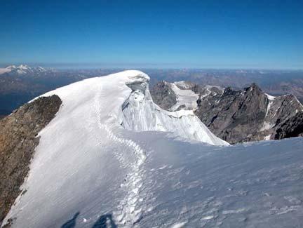 riposo. La vetta poi è panoramicissima. Prime luci sulle cime - ore 6.