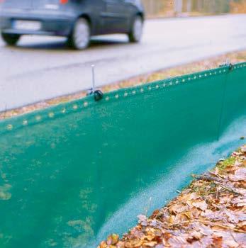 L installazione lungo le strade trafficate dei nostri recinti di protezione per gli anfibi contribuisce a guidare gli animali verso un bacino di raccolta scavato nel terreno.