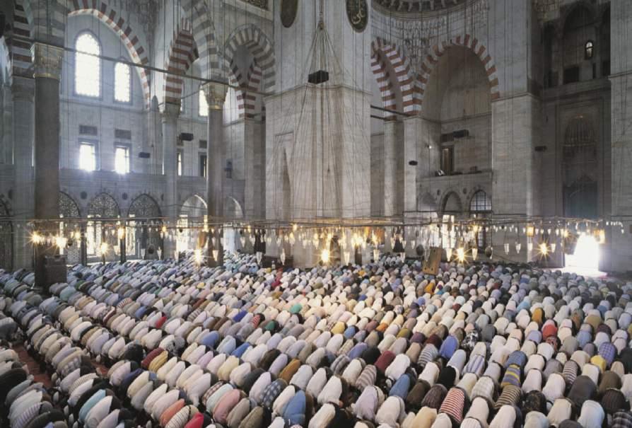 CULTO Il muezzin chiama alla preghiera cinque