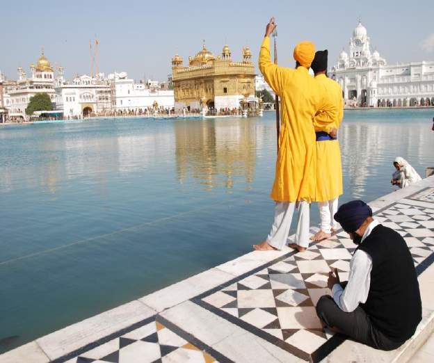 SIKHISMO Dio è inconoscibile, senza forma, senza attributi e non può assumere una