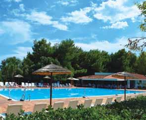 Villaggio L OASI In uno splendido tratto di spiaggia sabbiosa, nell incantevole atmosfera della Riserva Marina di Capo Rizzuto, sorge il villaggio l Oasi.