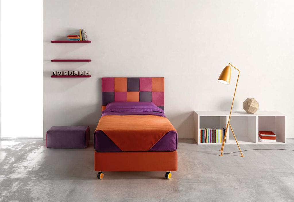 TALLY Sommier Struttura Filo con piano Ruote Cover colore arancione Pannello Tally Materasso e guanciale della linea Bside Completo lenzuola raso colore 025 Telo arredo Pouff Tic Tac cm 60x40 h 28