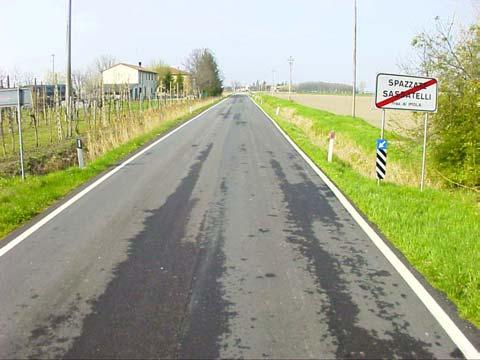 strada stretta con fosso