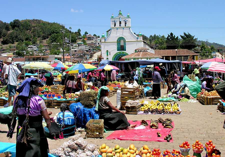 Partenza per visitare il piccolo villaggio di San Juan Chamula, dove antiche tradizioni mistiche prendono vita.