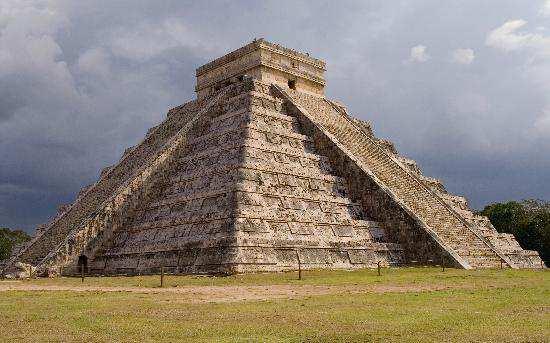Chichen Itza, la città emblematica del popolo Maya. I monumenti posti nei pressi di un grande cenote (pozzo naturale) danno una perfetta idea della vita e della cultura dei Maya.