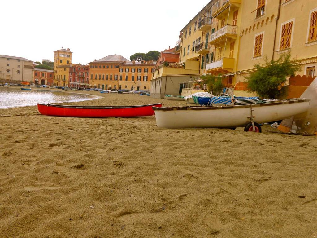 Lance e Gozzi Sestri levante, Baia del silenzio Un tempo, ogni spiaggia di paese della costa ligure ospitava diversi gozzi, piccole imbarcazioni dalla forma inconfondibile, con la prua poco più alta