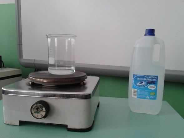 Esperimento: riscaldamento dell acqua Materiale occorrente: - fornello elettrico - becker - acqua distillata L