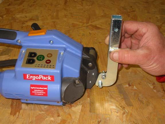 Tendere e sigillare con il Tool-Lift di ErgoPack 1 passo Fissare l adattatore ai fori preposti dell apparecchio per