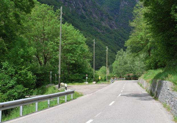 proseguire per 200 m in direzione Sonogno, dove troverete sulla sinistra una piazza di giro, dove