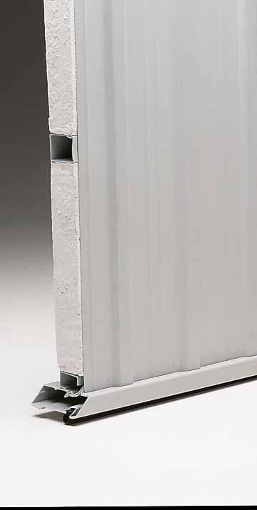 La porta basculante Steel con allestimento e dimensioni standard (esempio L 3500 x H 2400 mm), ha un valore di trasmittanza termica di: mod.
