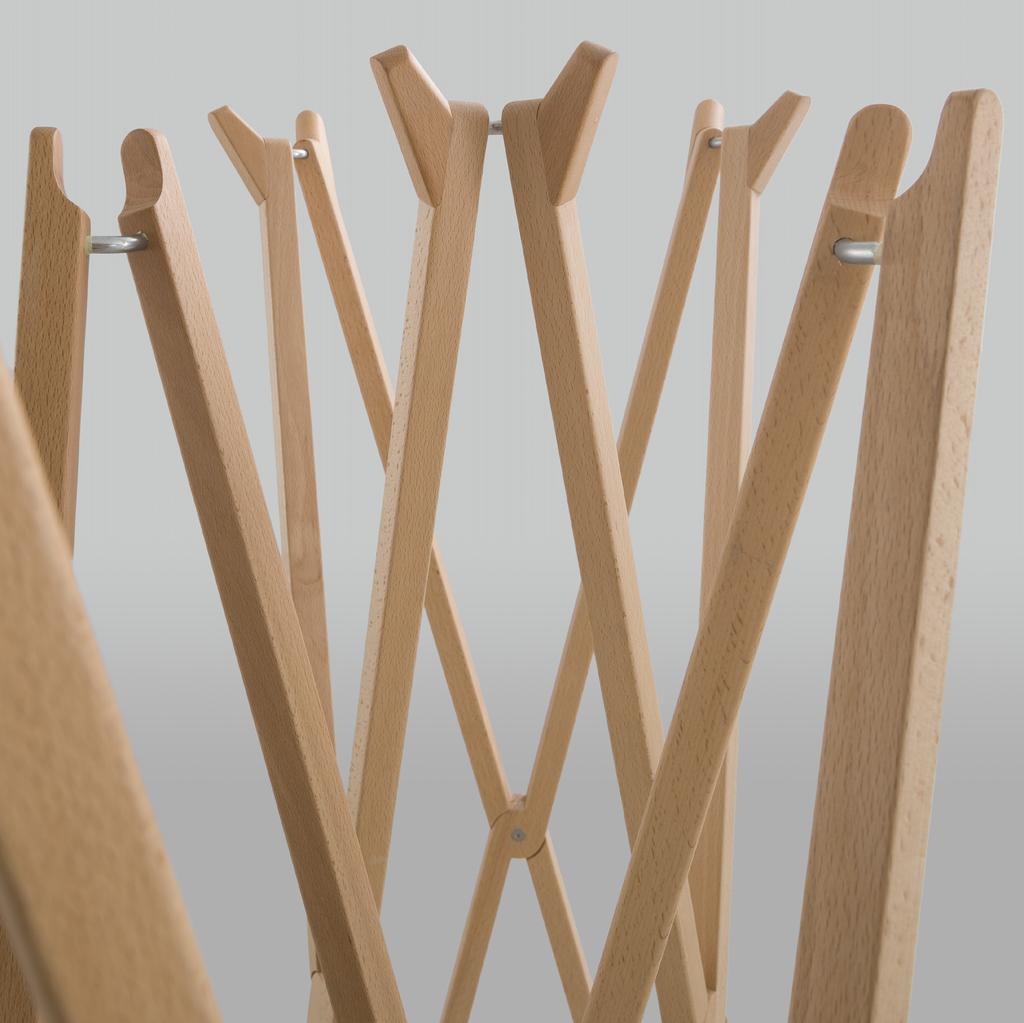 treee coatrack treee è un appendiabiti in legno massello di varie essenze, dinamico, pratico ed elegante.