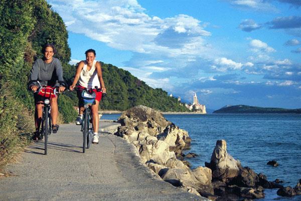 4 giorno: Isola di Dugi Otok (ca. 32 km in bici) Al mattino la barca parte per Dugi Otok, l isola delle spezie.