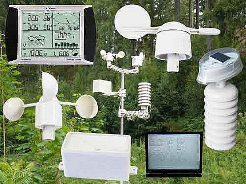 Componenti di una stazione meteo standard Stazione base con display touch screen, Sensore per temperatura con supporto, Sensore per umidità con supporto, Pannello solare e batterie,