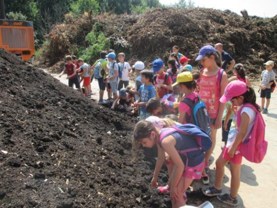 Viene lasciato a macerare cinque o sei mesi, poi viene messo in una macchina che setaccia e i pezzi piccoli diventano compost. ALESSANDRO LE.