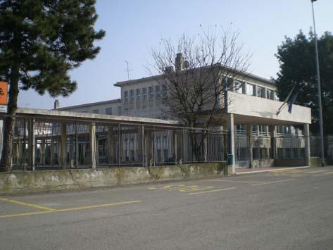 La scuola secondaria di primo grado è dotata di campetto di calcio all aperto, usato per le lezioni di educazione fisica.