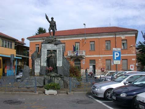 Nel centro della piazza sorge il monumento ai caduti, in ricordo delle vittime della prima guerra mondiale.