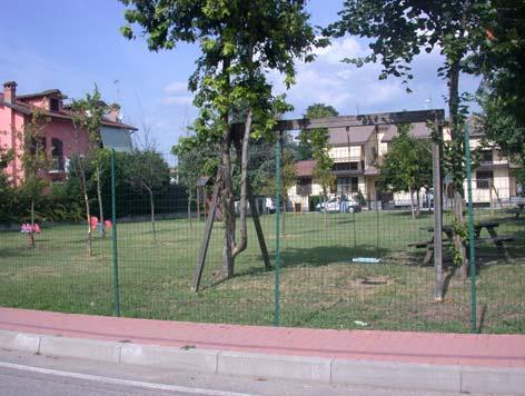 Il parco è arredato con filari di alberi, panchine e