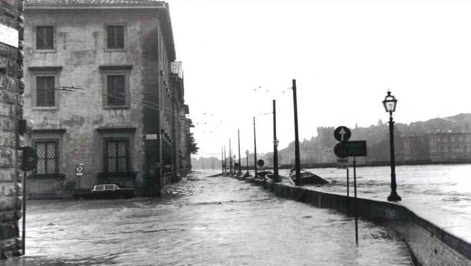 Alluvione di Firenze 4 novembre 1966 38 vittime 500 feriti 20mila senza tetto 1500 opere d arte