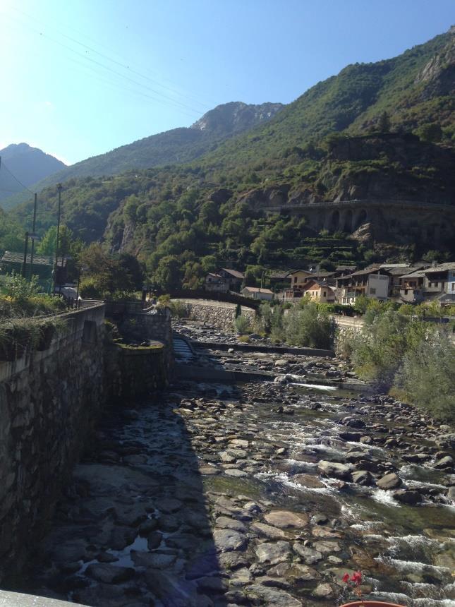 2) Condotta tra opera di presa e imbocco galleria: la condotta attraversa un area non urbanizzata ma anch essa oggetto di una risistemazione recente, contigua anche in questo caso al torrente.