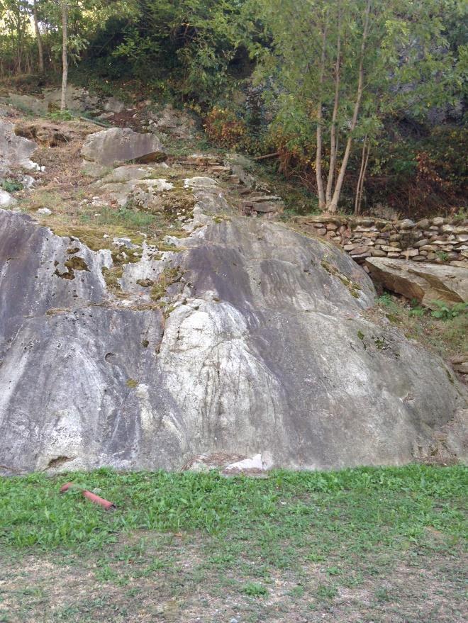 presentato nel tempo, soprattutto in epoche protostoriche, un interesse dovuto alla sua collocazione sopraelevata rispetto al corso del torrente.