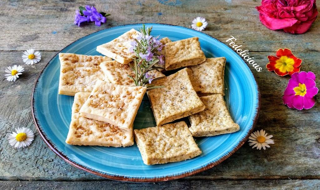 Ricetta Crackers al Rosmarino e Sesamo I primi Crackers vennero sfornati nel 1801 nel Massachusetts e da allora sono diventati lo snack più mangiato al mondo.