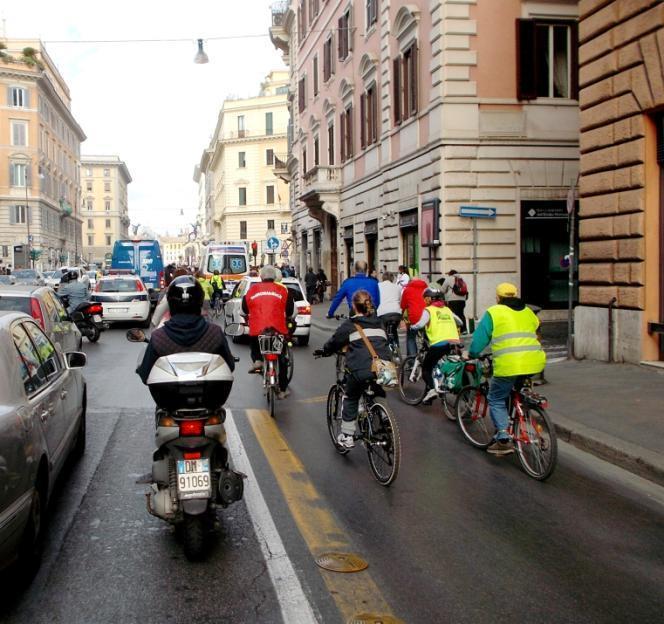 pedalando in mezzo al