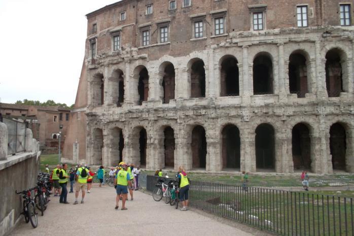 Ci siamo poi spostati al vicino Teatro di Marcello per un altra piazza scomparsa : PIAZZA MONTANARA Si trovava sotto il Campidoglio, tra il teatro di Marcello e il Foro Olitorio.