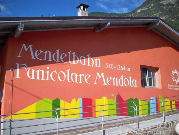 Inaugurata nel 1903, la funicolare della Mendola è la prima cremagliera azionata elettricamente del Tirolo, una delle più ripide e lunghe d' Europa.