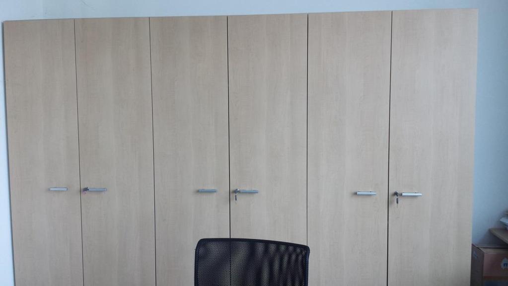 LOTTO N. 18 - Arredi centralino : Serie di arredi per composizione ufficio, composta da armadi color faggio, scrivanie, cassettiere, sedie. Arredi in Legno e metallo.
