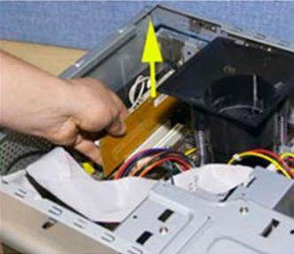 Consiglio - Disporre il PC sul lato in modo da poter accedere più agevolmente ai componenti. Fig. 4 Sgancio del fermaglio di ritegno. Fig. 3 Individuazione del modem.
