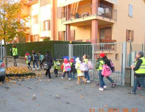 I bambini provvisti di pettorine ad alta visibilità - si sono recati a scuola a piedi.