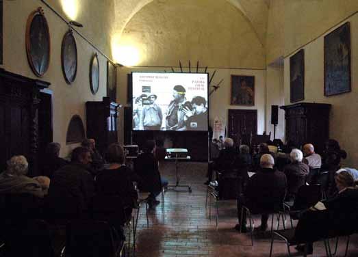 Insieme a suo fratello Peter, di due anni più piccolo, e ad un altro piccolo gruppo di bambini privilegiati vengono condotti nel bunker sotto la Cancelleria del Reich dove potranno stringere la mano