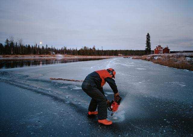 L ARTISTA Nato nel 1959 a Pudasjärvi, il fotografo Esko Männikkö vive e lavora a Oulu, Finlandia.