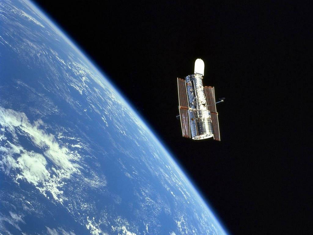 Il Telescopio Spaziale Hubble (diametro 2 metri, banda