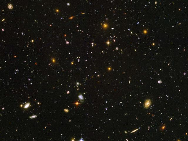 Hubble Ultradeep Field: questa immagine di HST a lunga esposizione (100 giorni circa) mostra una piccola regione dell Universo affollato da centinaia di galassie.