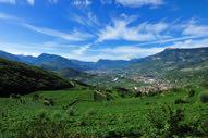 dalle temperature miti del Lago di Garda al clima alpino delle Dolomiti, dalle dolci pianure della Valle dell Adige alle imponenti montagne del Brenta.