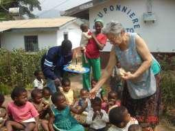 Donazioni a sostegno delle popolazioni colpite dal ciclone Nargis CAMERUN Progetto Enfant Biscuit produzione e distribuzione di biscotti