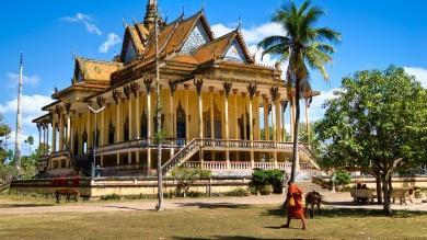 GIORNO 4 GIORNO 6 CAN THO CHAU DOC (3 h soste escluse) Dopo colazione, escursione al mercato galleggiante di Cai Rang per osservare i ritmi e lo stile di vita locali, con una tappa al mercato