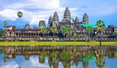 con sosta al tempio di Kuha Nokor e ai laboratori di scultura su pietra. In seguito, partenza verso i templi pre-angkoriani di Sambo Prei Kuh, antica capitale prima di Angkor.