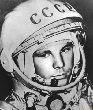 Le prime missioni umane I tempi erano quindi maturi per i primi tentativi di mandare nello spazio un essere umano! Come è noto, anche questo primato va all URSS.