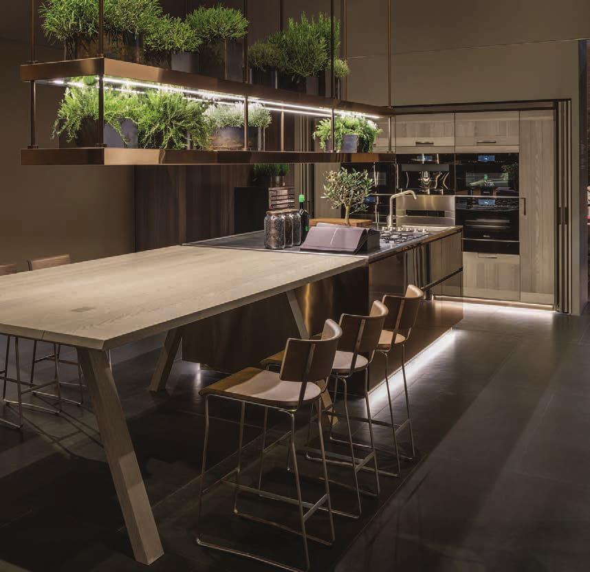 Presentata alla recente edizione di Eurocucina, Principia unisce un legno materico con una finitura ruvida, alle innovative colorazioni dell acciaio inox generate attraverso il tecnologico processo