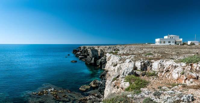 Mare, vento e una terra brulla e selvaggia, infuocata dal sole, sono gli elementi primordiali che caratterizzano l esclusiva location di questa splendida residenza, inserita