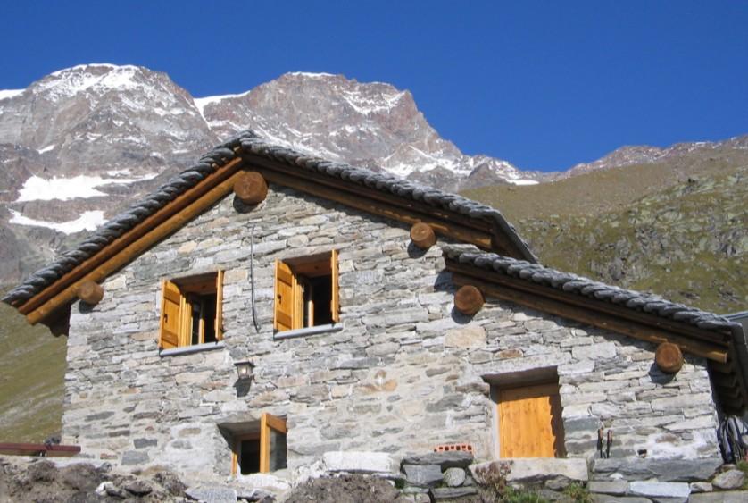 RIFUGIO BARBA FERRERO (m. 2.247) www.caivercelli.it Il rifugio Barba Ferrero, di proprietà della Sezione di Vercelli del Club Alpino Italiano, è situato a 2.