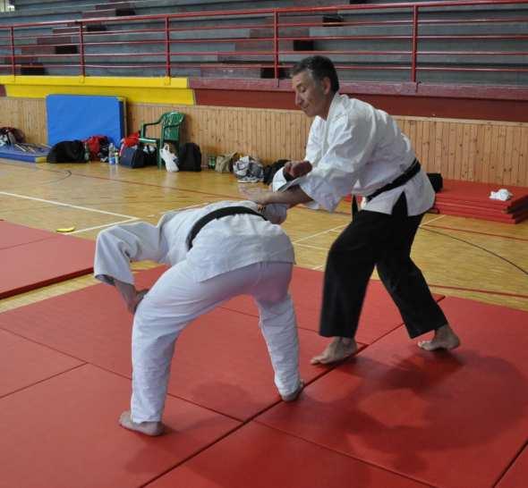 9 Tecnica: Hara Gatame Continuando la rotazione,