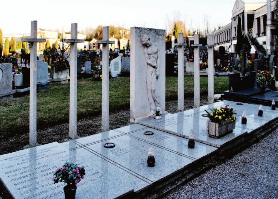 Memoria di persone e avvenimenti Tomba dei partigiani 102 - Cantù, cimitero La tomba, che esiste già in