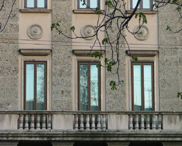 Corso Venezia 42-44 (palazzo con arco) Ceppo del Brembo: ciottoli varicolori (bianco, grigio, bruno, violaceo, nero) in matrice giallastra.